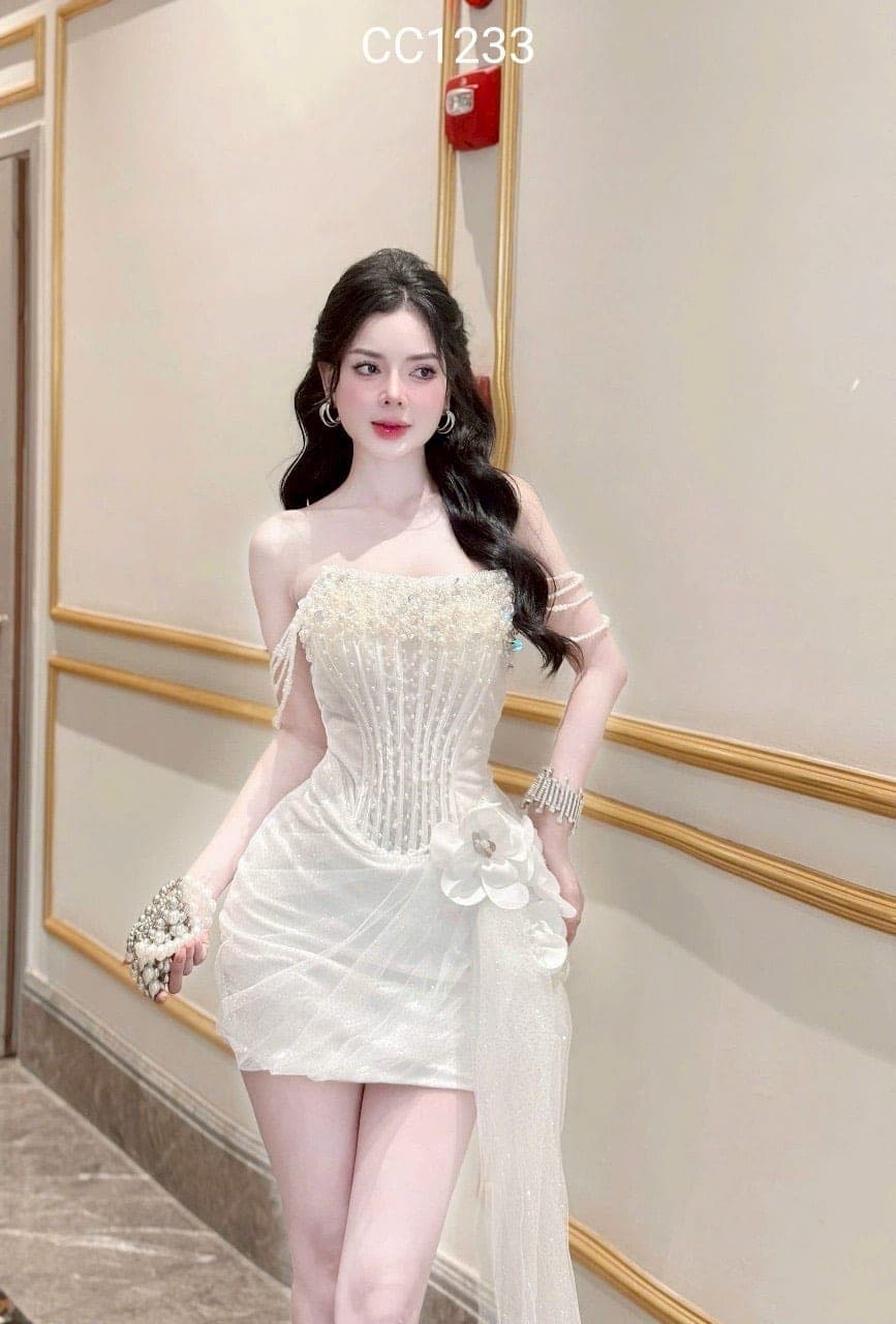 ชุดเดรส เกาะอก สีขาว แต่งกลิตเตอร์