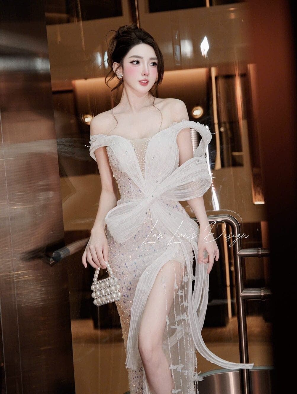 ชุดราตรียาว ปาดไหล่ แต่งกลิตเตอร์ สีขาว รูปที่ 1