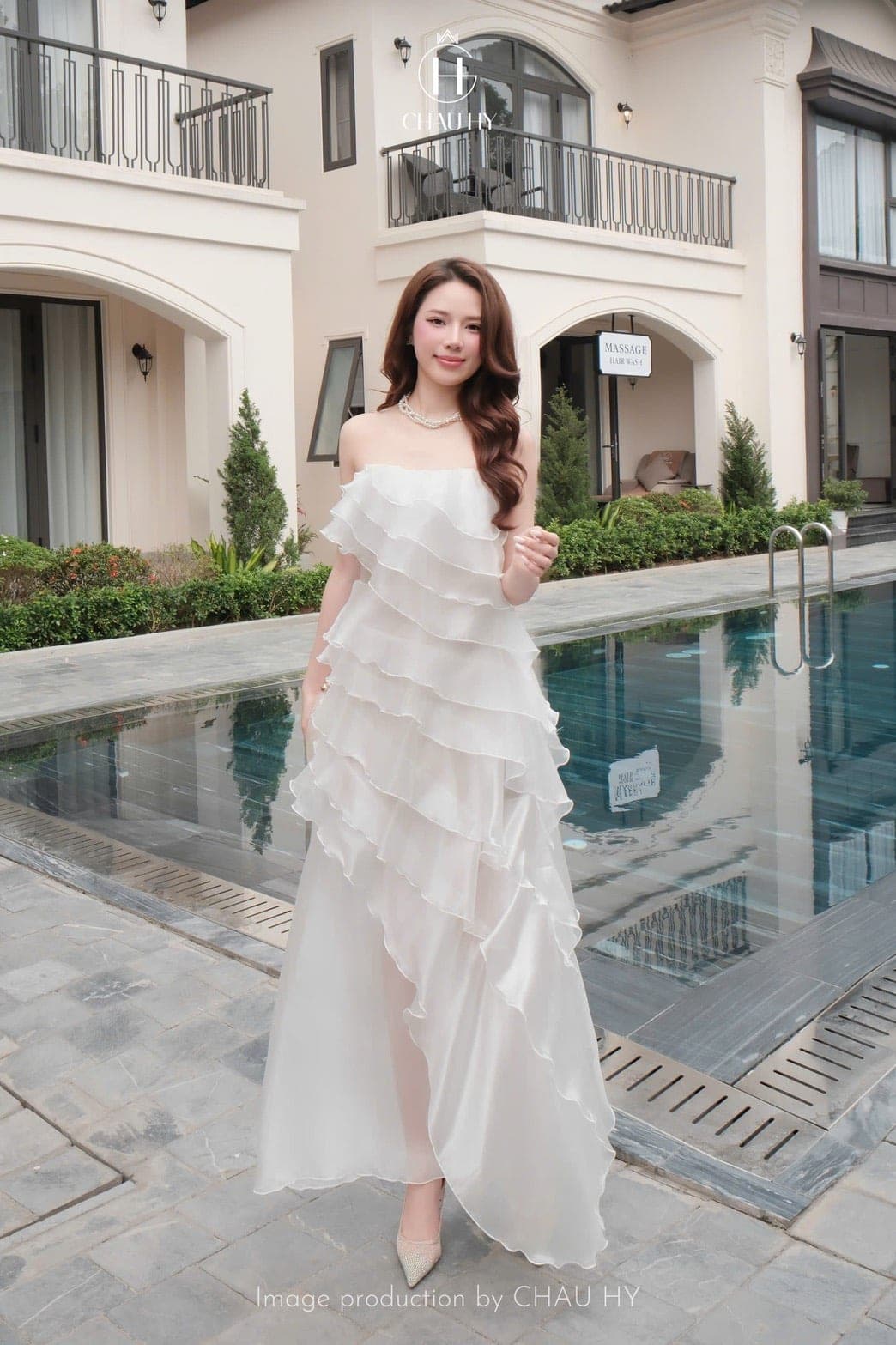 ชุดเดรสยาว สีขาว แต่งระบาย รูปที่ 1