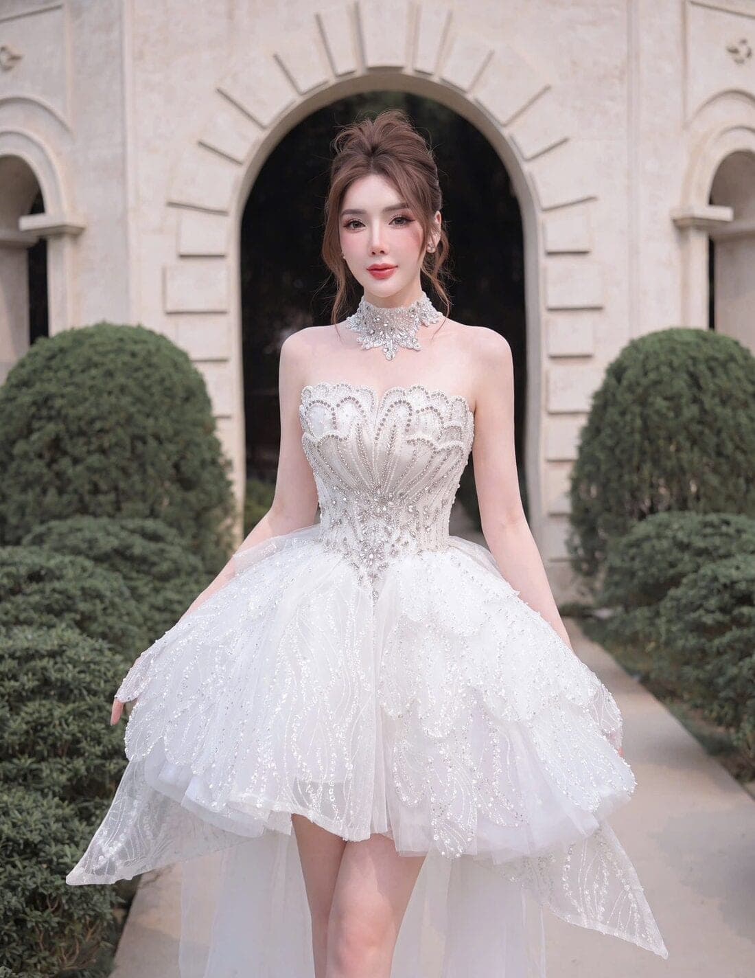 ชุดเดรส หาง แต่งกลิตเตอร์ + เพชร คล้องคอ สีขาว รูปที่ 1