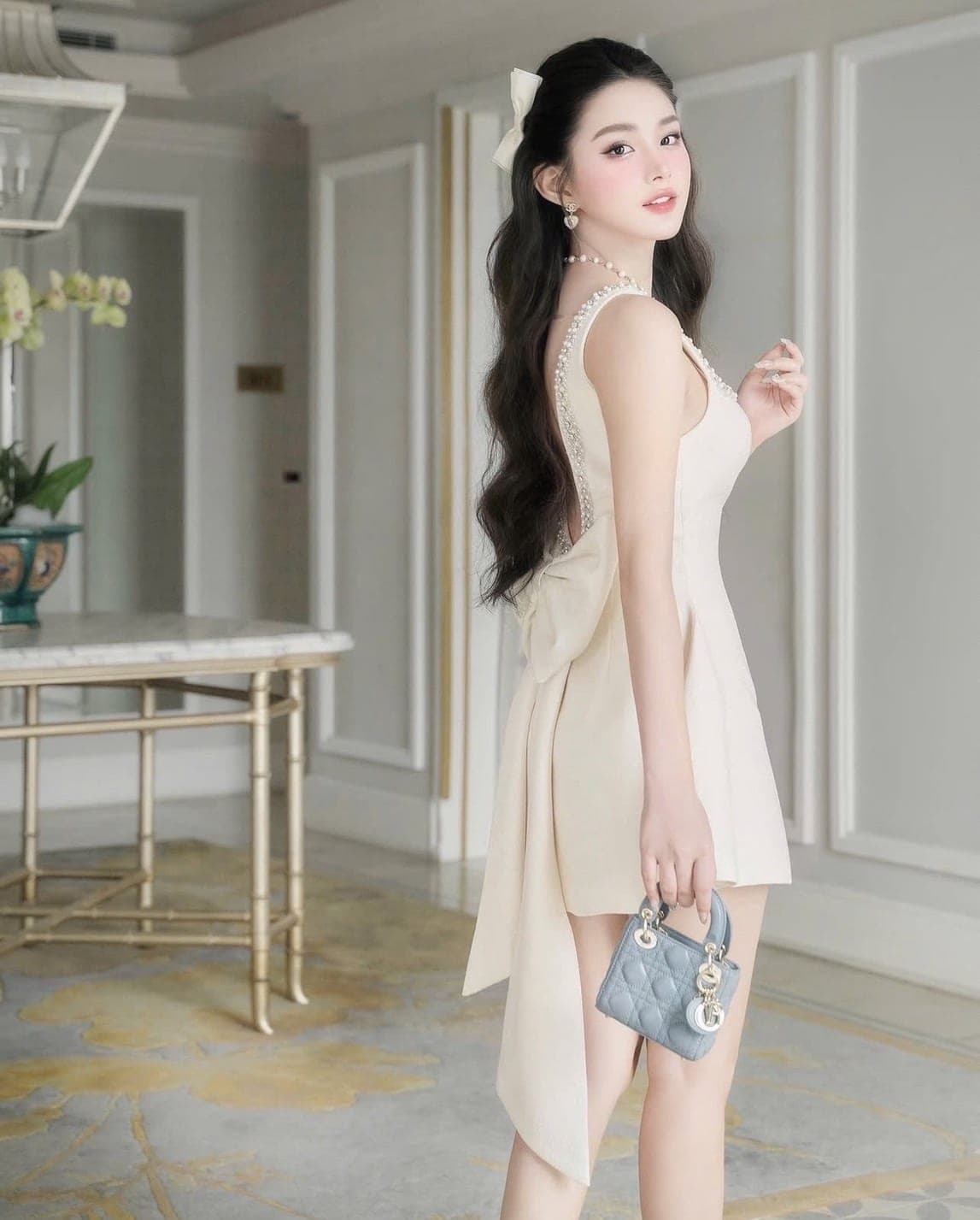 ชุดเดรส แต่งมุก โบว์หลัง สีครีม รูปที่ 1
