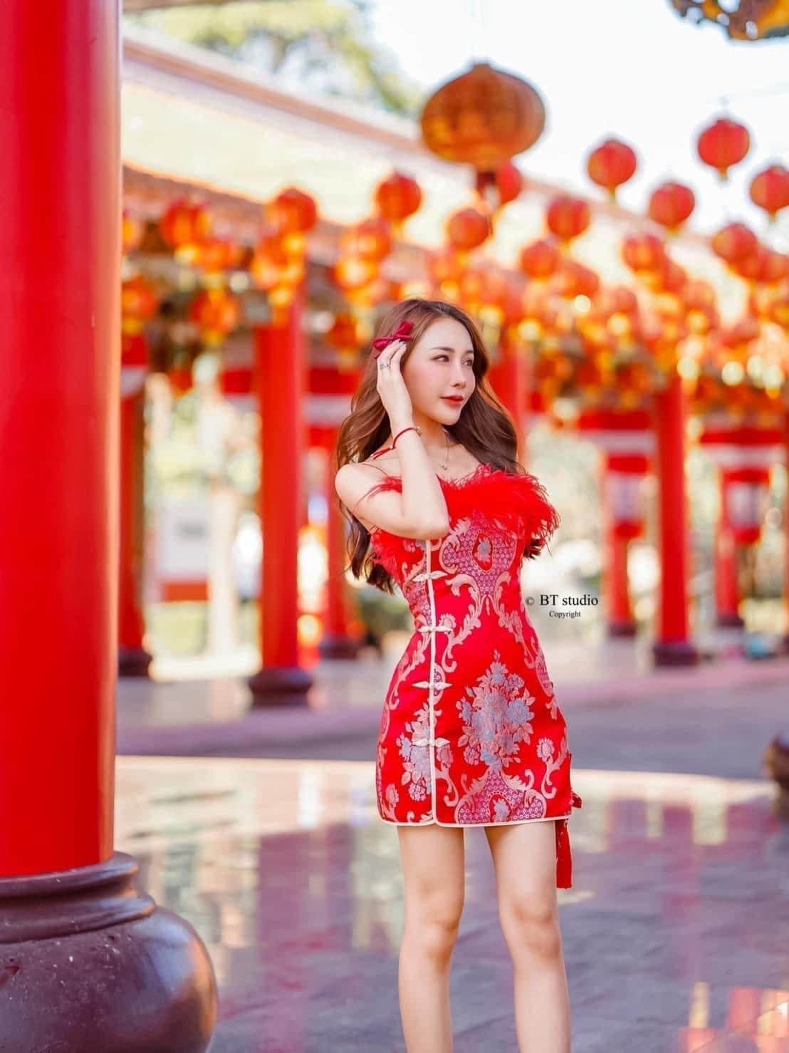 ชุดเดรส กี่เพ้า ขนนก สีแดง รูปที่ 1