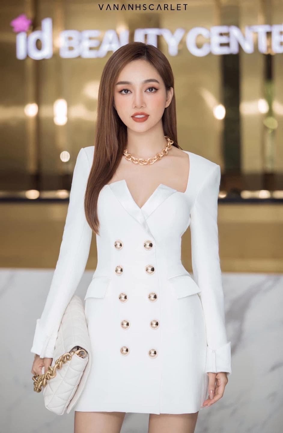 ชุดเดรส สูท สีขาว รูปที่ 1
