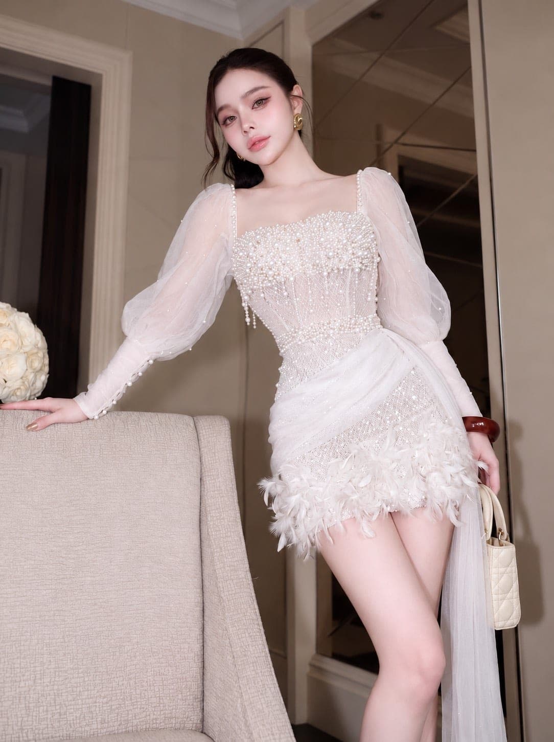 ชุดเดรส แขนยาว แต่งขนนก สีขาว รูปที่ 1