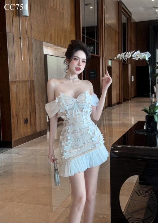 ชุดเดรส ปาดไหล่ แต่งดอก สีขาว รูปที่ 1