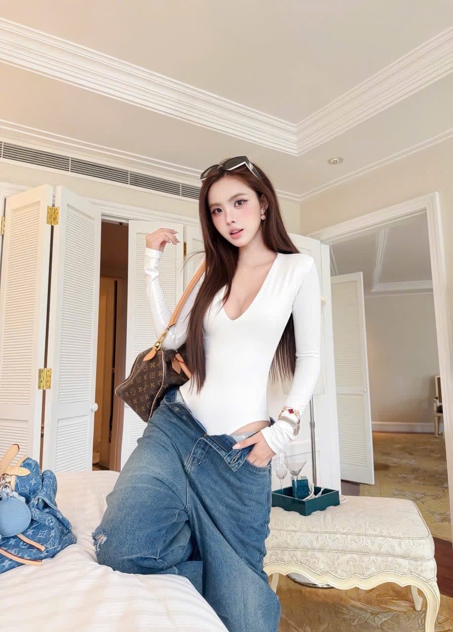 เสื้อบอดี้สูท แขนยาว คอวี สีชมพู สีขาว