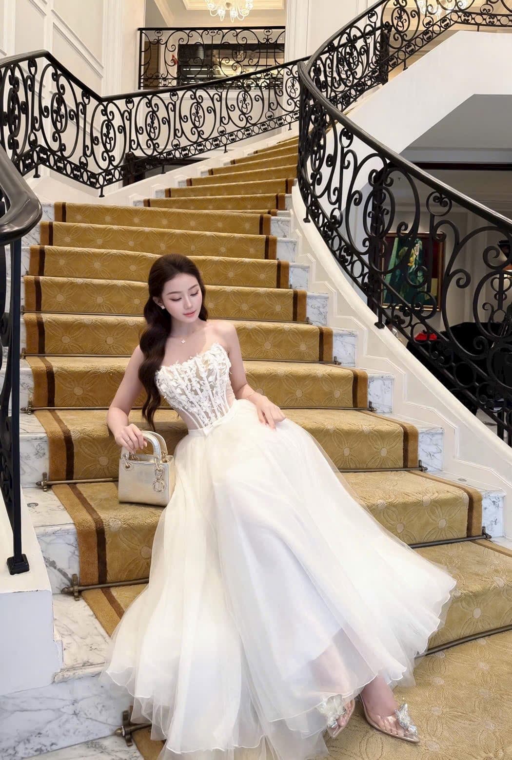ชุดเดรส ราตรี เกาะอก แต่งลูกไม้ สีขาว
