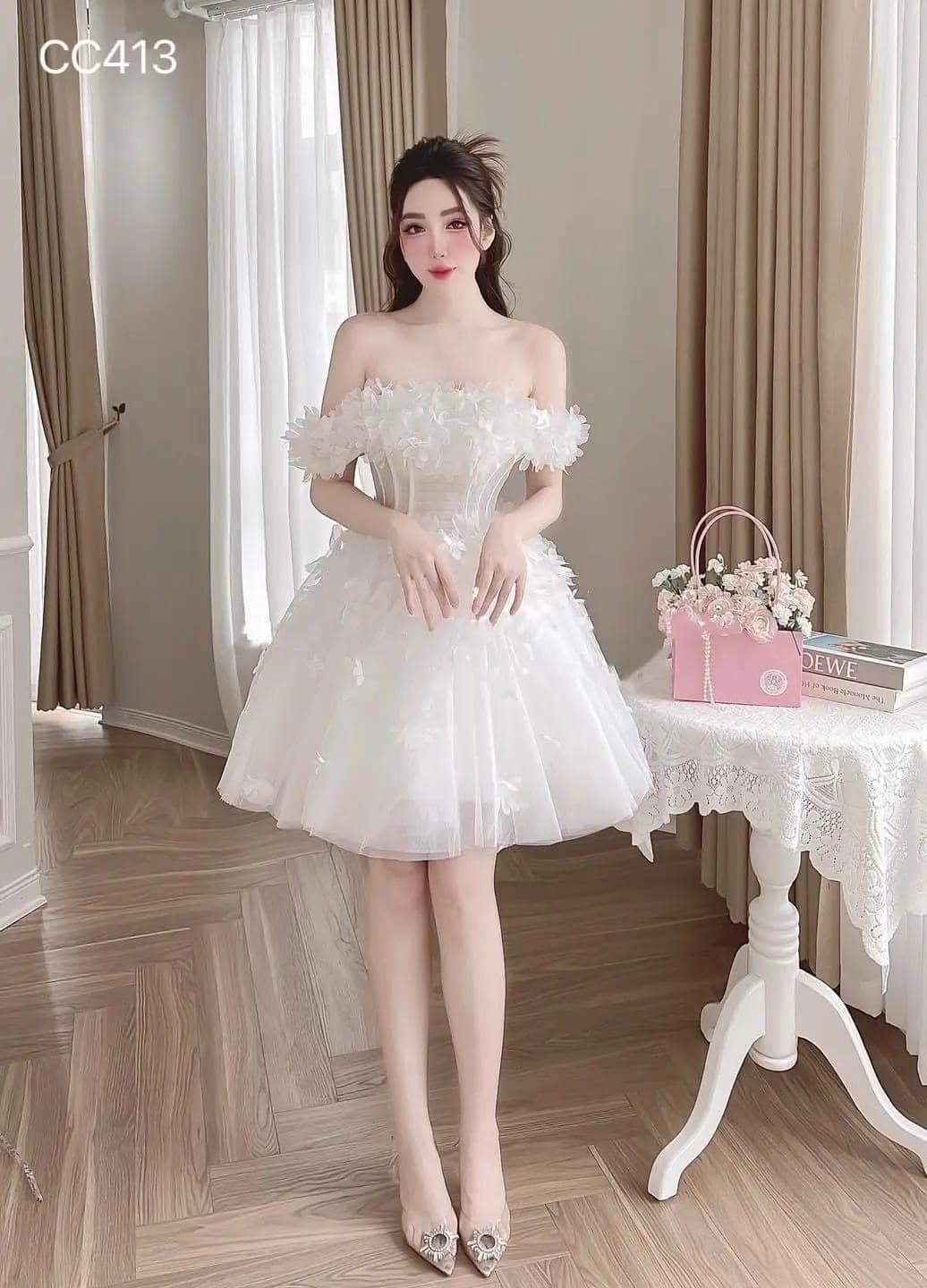 ชุดเดรส ปาดไหล่ แต่งดอก สีขาว