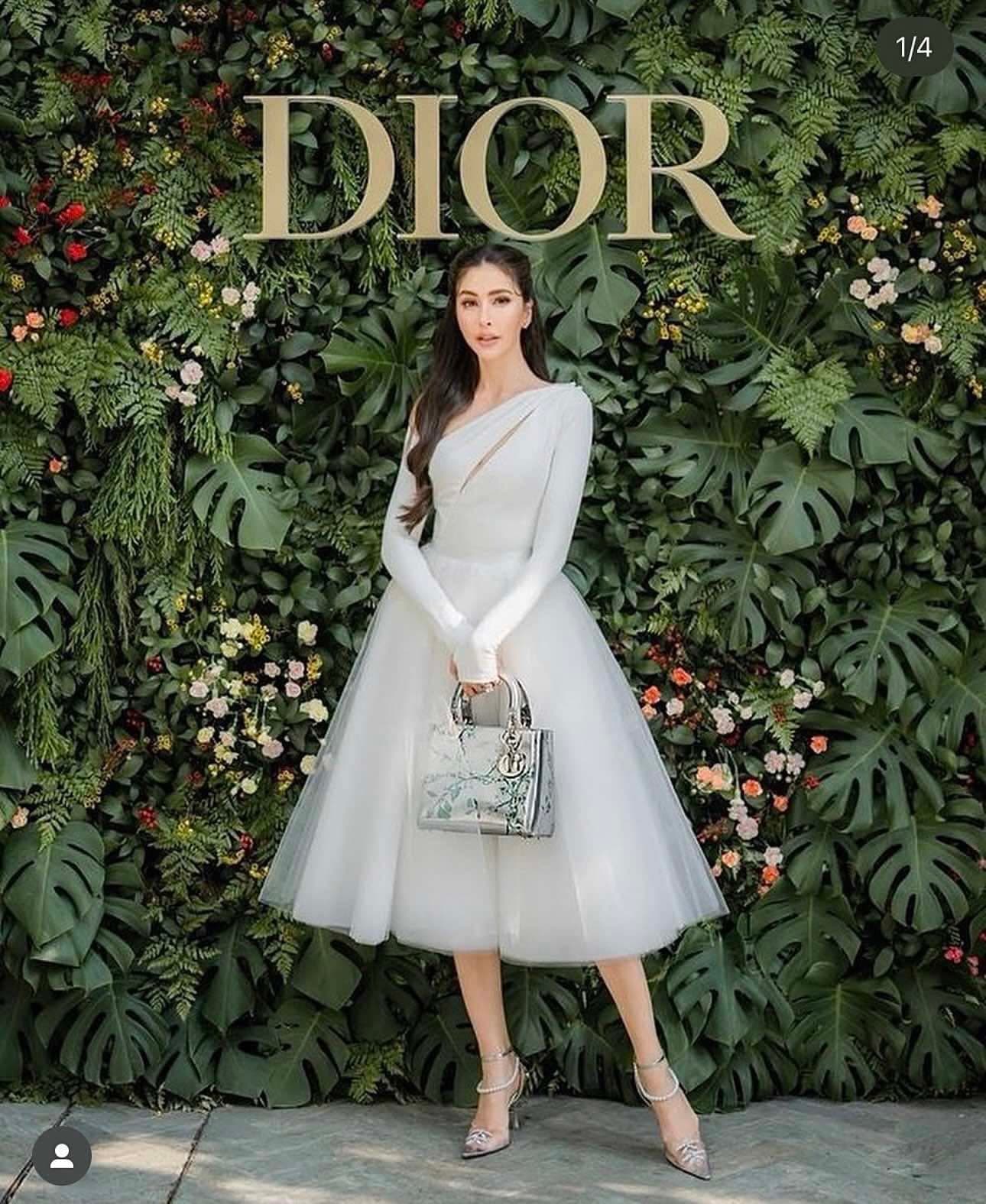 ชุดเช็ท สีขาว ปาดไหล่