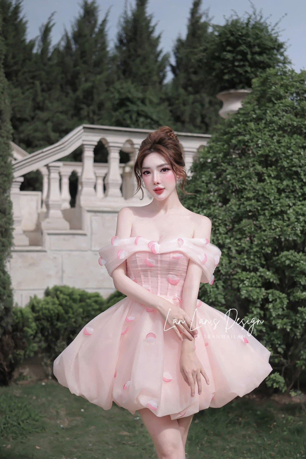 ชุดเดรส ปาดไหล่ แต่งดอก สีชมพู รูปที่ 1
