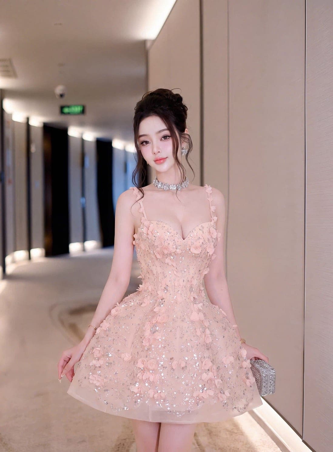 ชุดเดรส สายเดี่ยว แต่งดอก สีชมพู รูปที่ 1