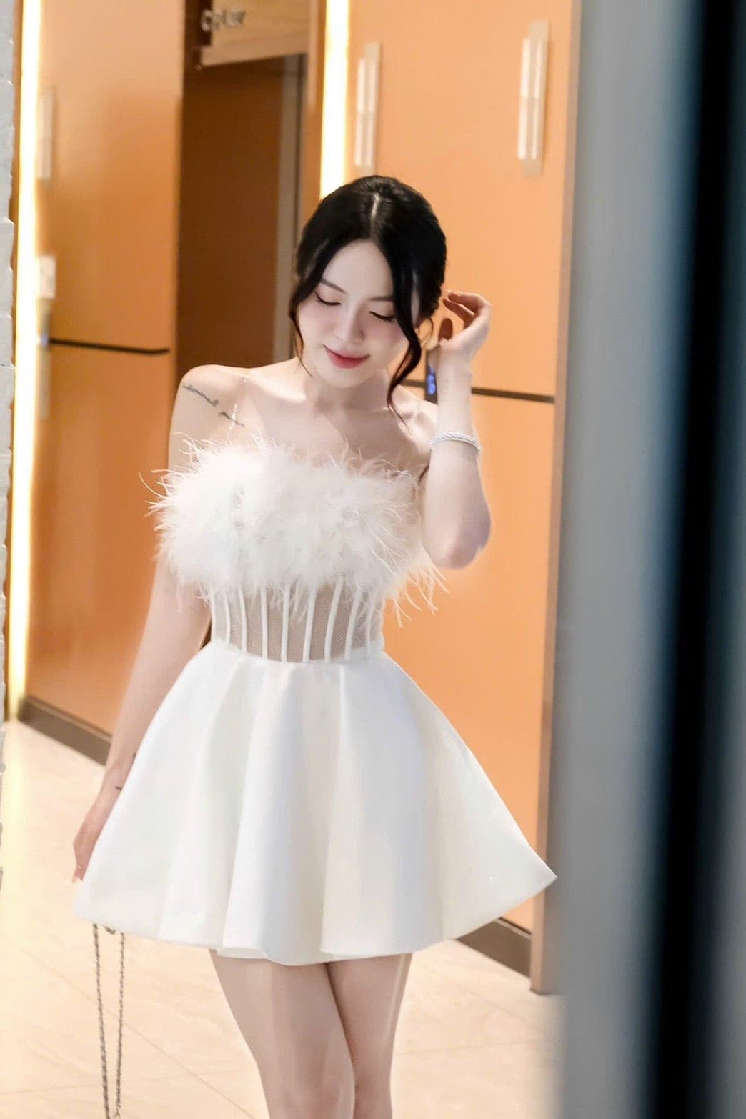 ชุดเดรส แต่งขนนก สีขาว รูปที่ 1