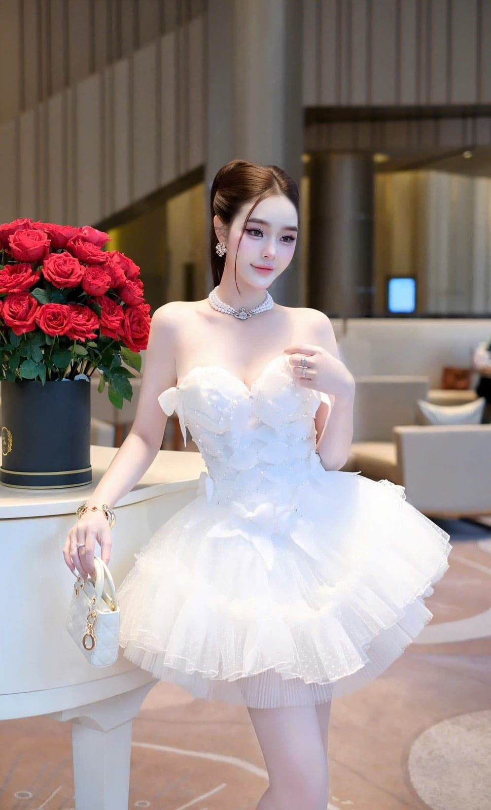ชุดเดรส เกาะอก แต่งกลิตเตอร์ กระโปรงฟู สีขาว รูปที่ 1
