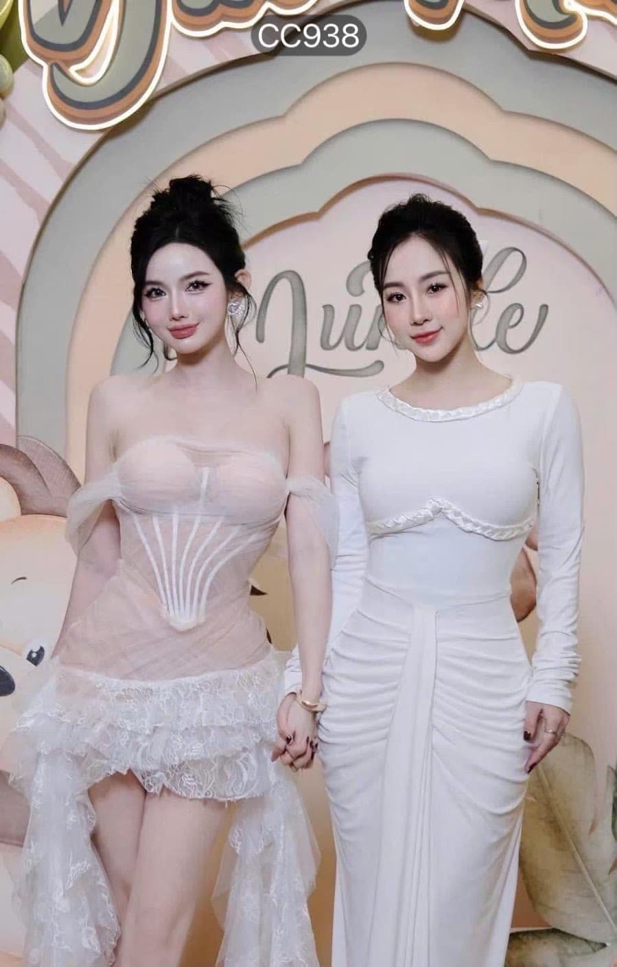 ชุดเดรส ปาดไหล่ ลูกไม้ แต่งระบาย สีขาว รูปที่ 1