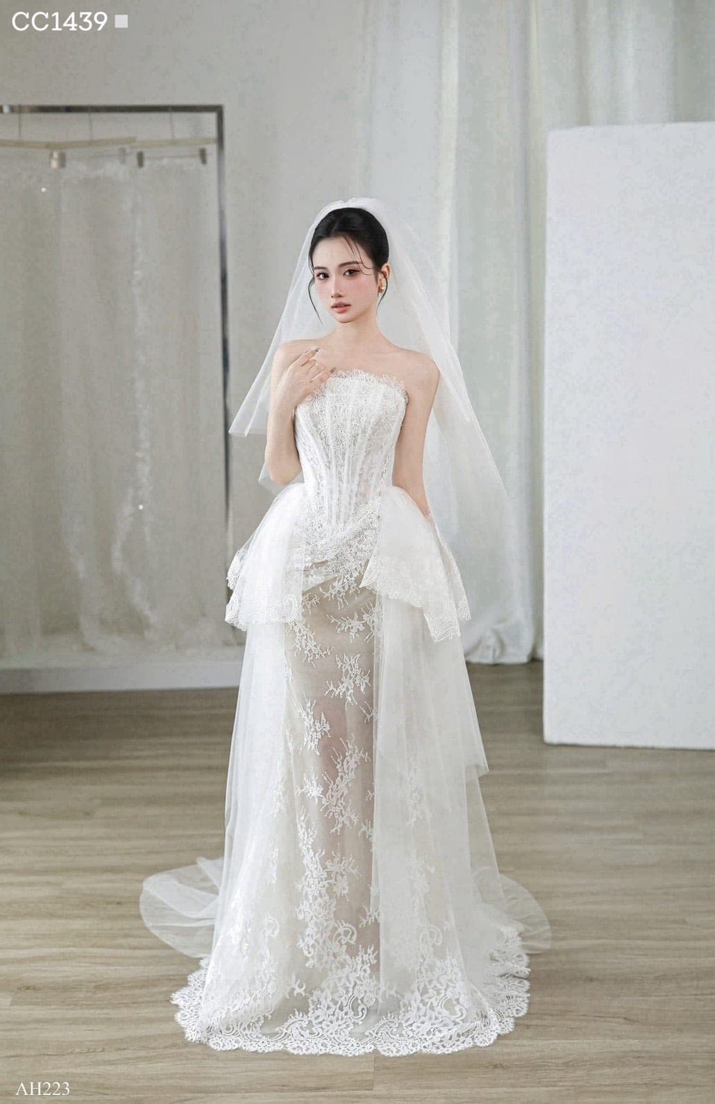 ชุดแต่งงาน เกาะอก แต่งลูกไม้ สีขาว