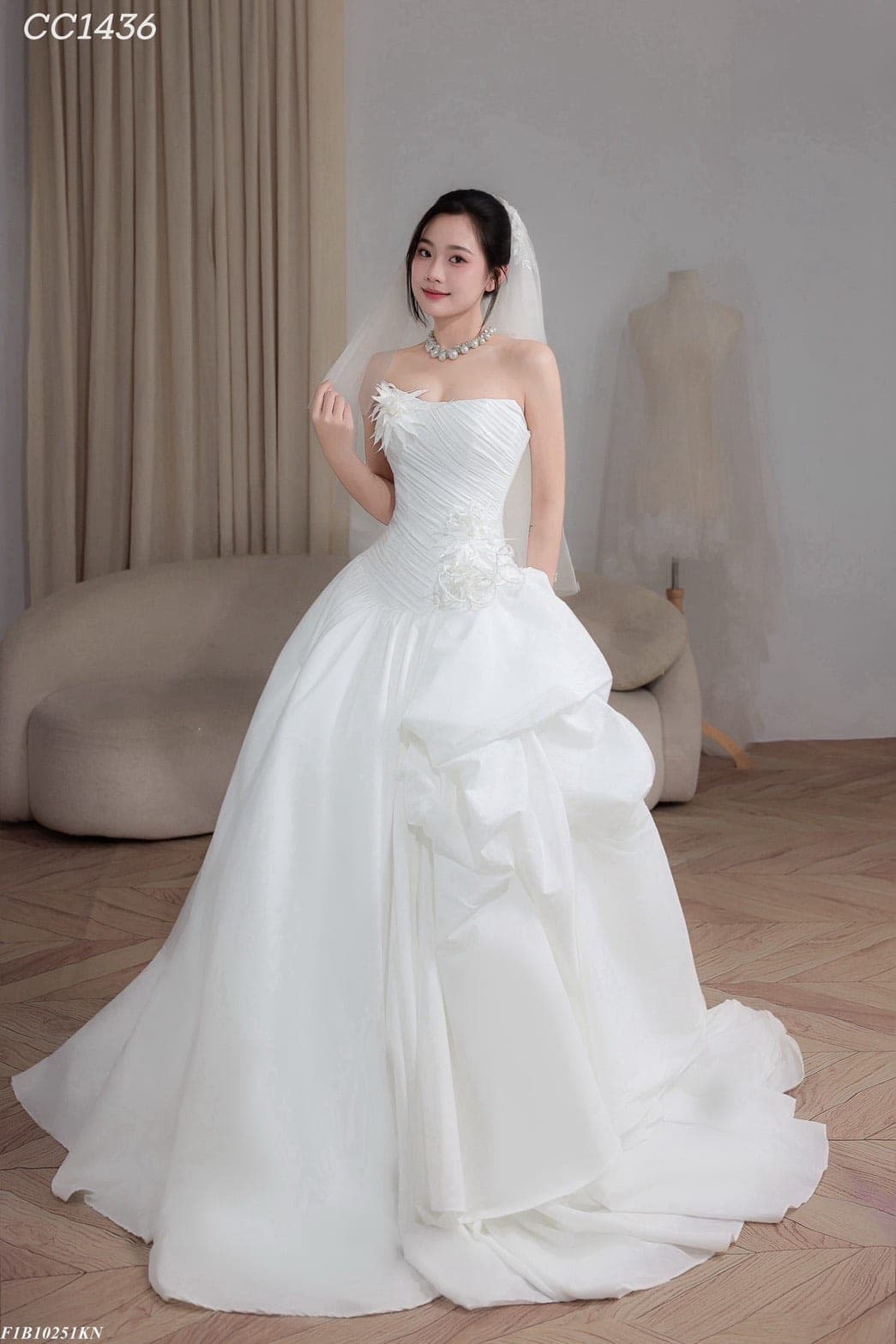 ชุดแต่งงาน  เกาะอก กระโปรงฟู แต่งดอก สีขาว