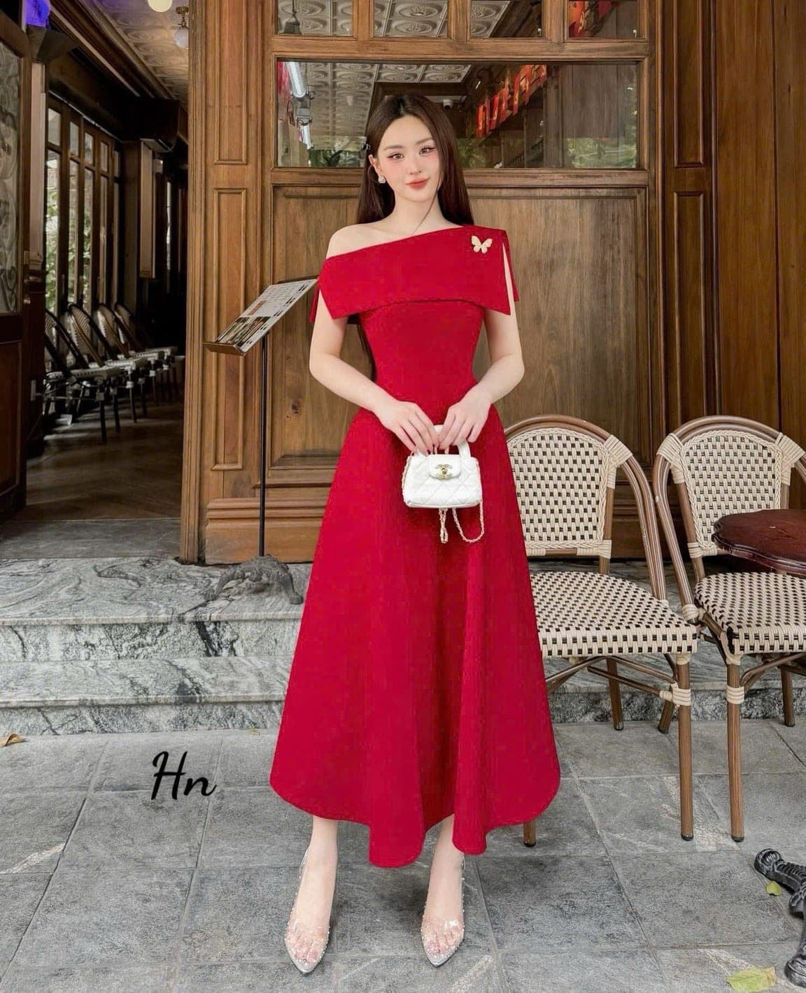 ชุดราตรียาว ปาดไหล่ แต่งเพชรผีเสื้อ สีแดง เวียดนามแท้ รูปที่ 1