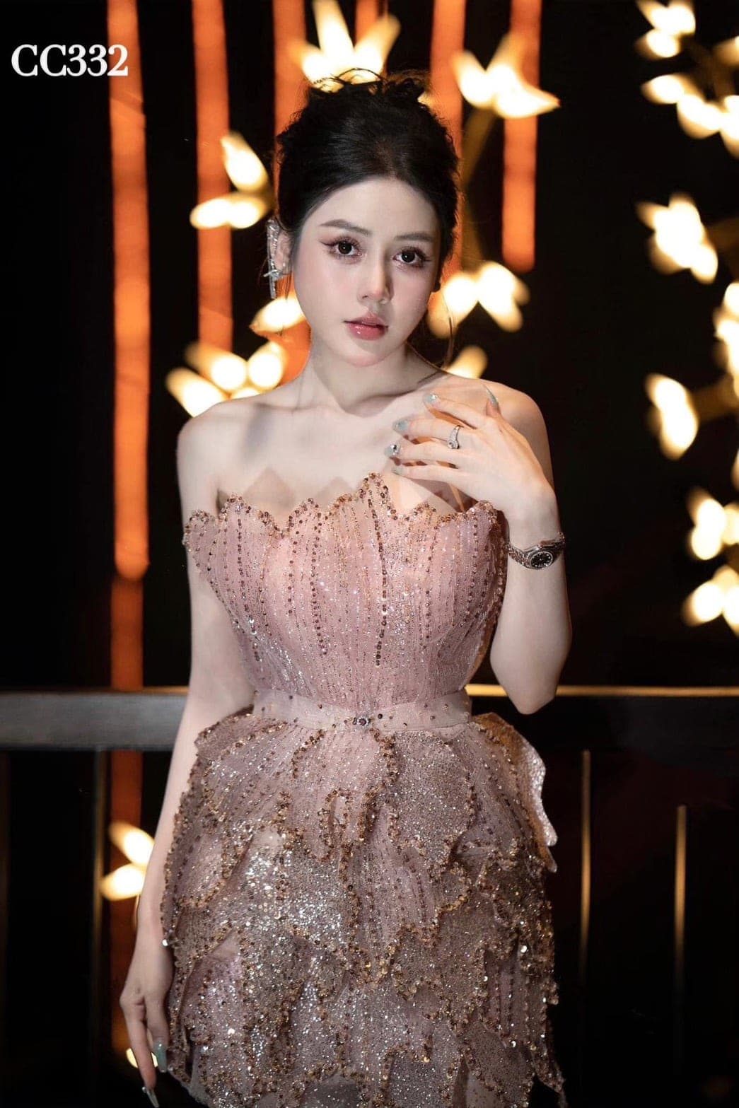 ชุดเดรส กลิตเตอร์ ทรงดอก สีชมพู รูปที่ 1