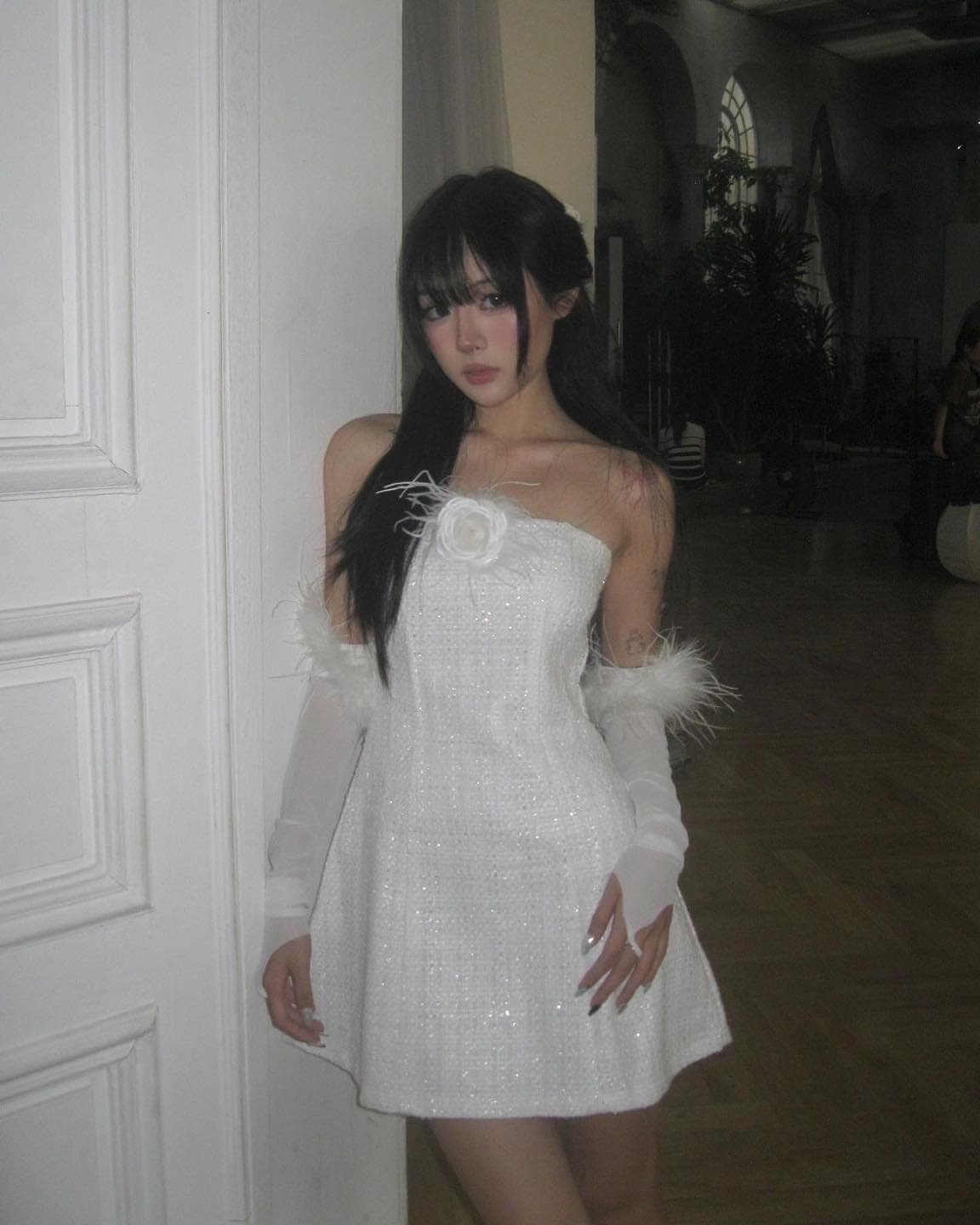 ชุดเดรส + ถุงมือ แต่งดอก สีขาว Chan รูปที่ 1