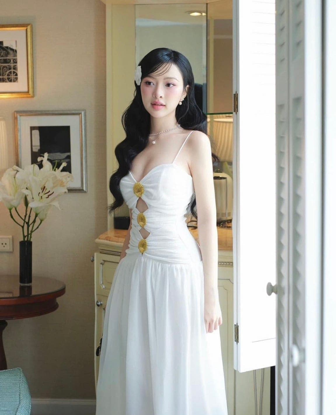 ชุดเดรส ราตรียาว สายเดี่ยว แต่งเพชร สีขาว รูปที่ 1