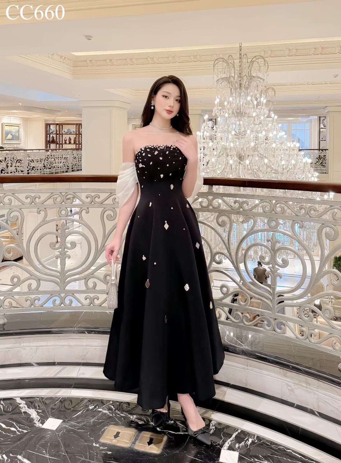 ชุดราตรี ปาดไหล่ แต่งเพชร สีดำ รูปที่ 1