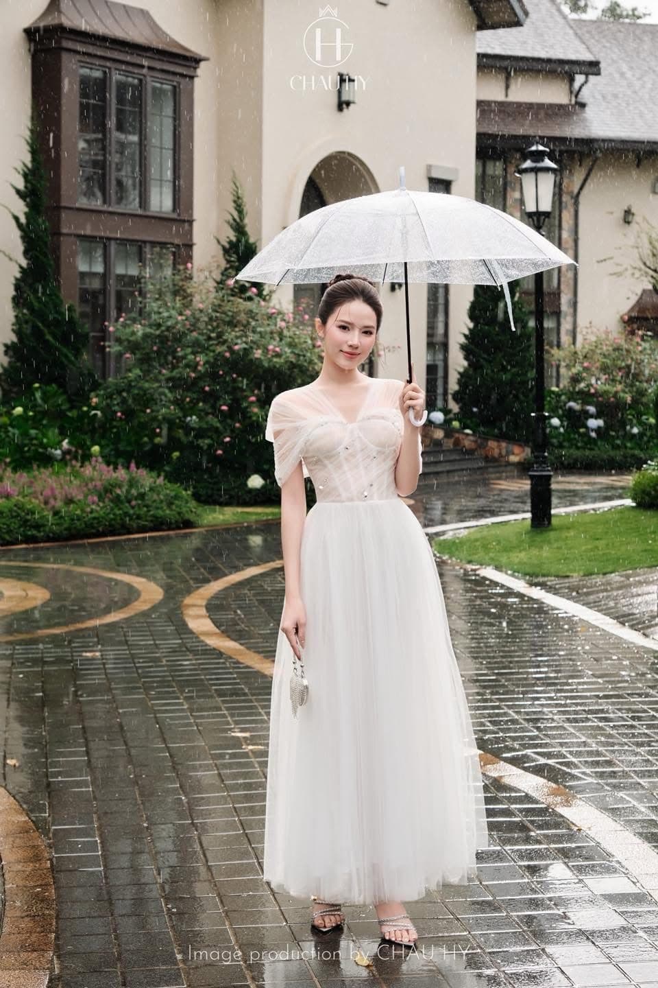 ชุดเดรส ราตรียาว ปาดไหล่ สีขาว รูปที่ 1