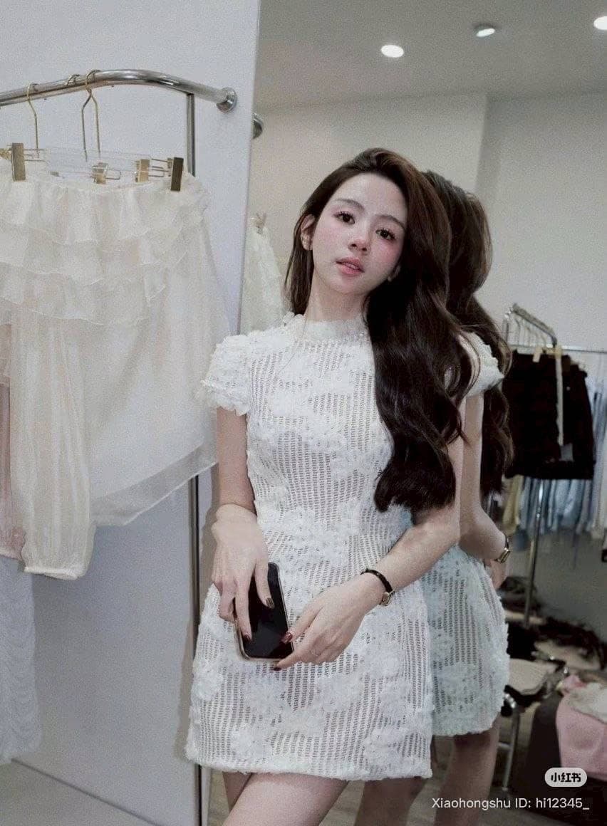 ชุดเดรส ลายดอก สีขาว-ครีม รูปที่ 1