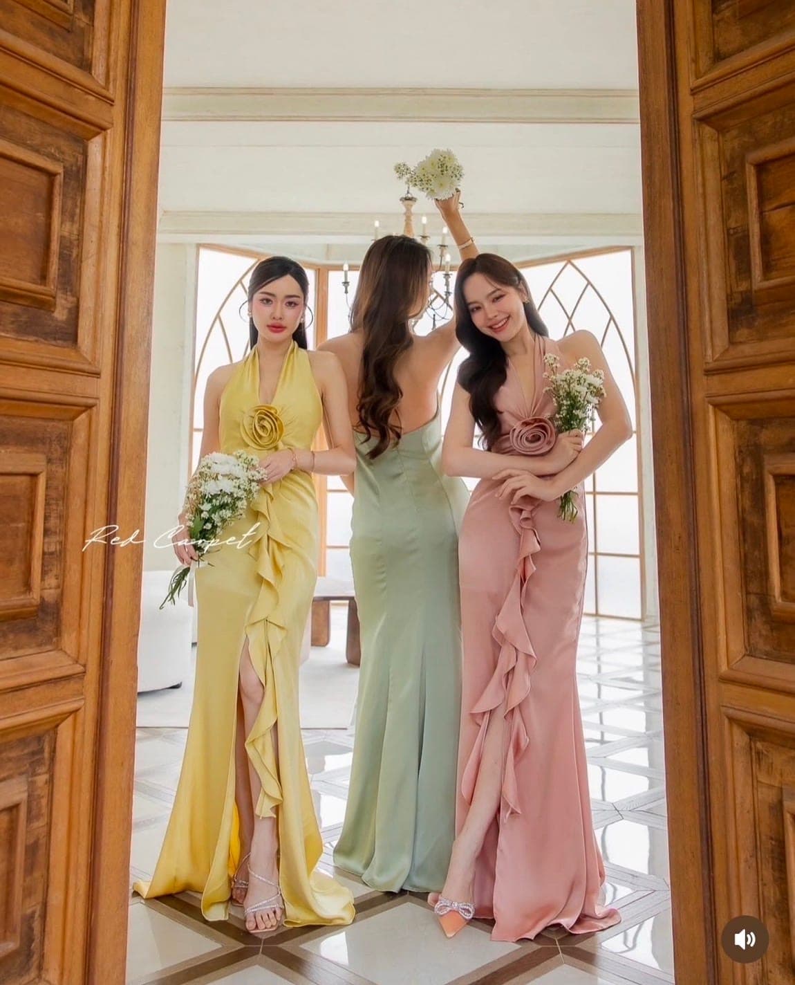ชุดราตรี เพื่อนเจ้าสาว ผูกคอ แต่งดอก สีทอง ชมพู เขียว แชมเปญ รูปที่ 1