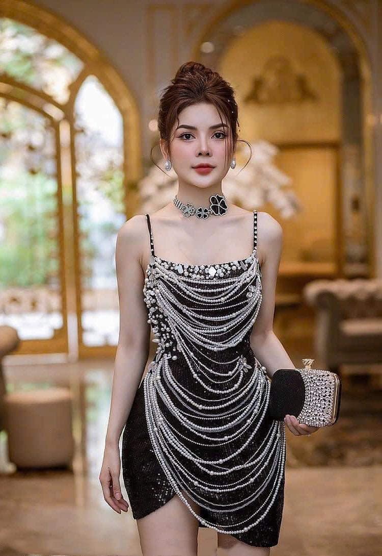 ชุดเดรส แต่งเพชร สีดำ รูปที่ 1