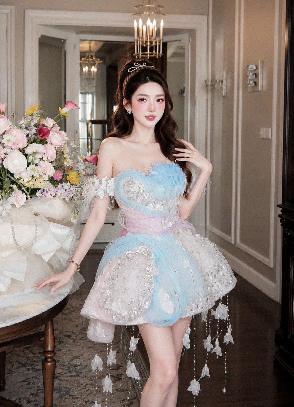 ชุดเดรส ปาดไหล่ แต่งดอก + ขนนก + กลิตเตอร์ สีฟ้า รูปที่ 1