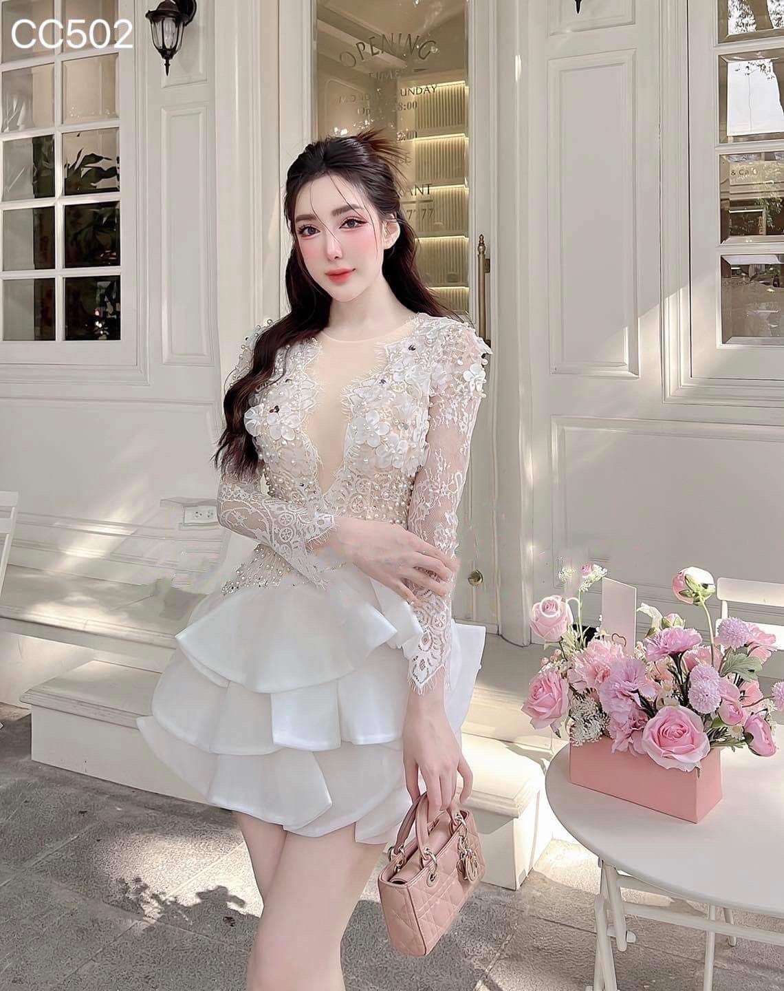 ชุดเดรส แต่งดอก แขนยาว สีขาว-ครีม รูปที่ 1