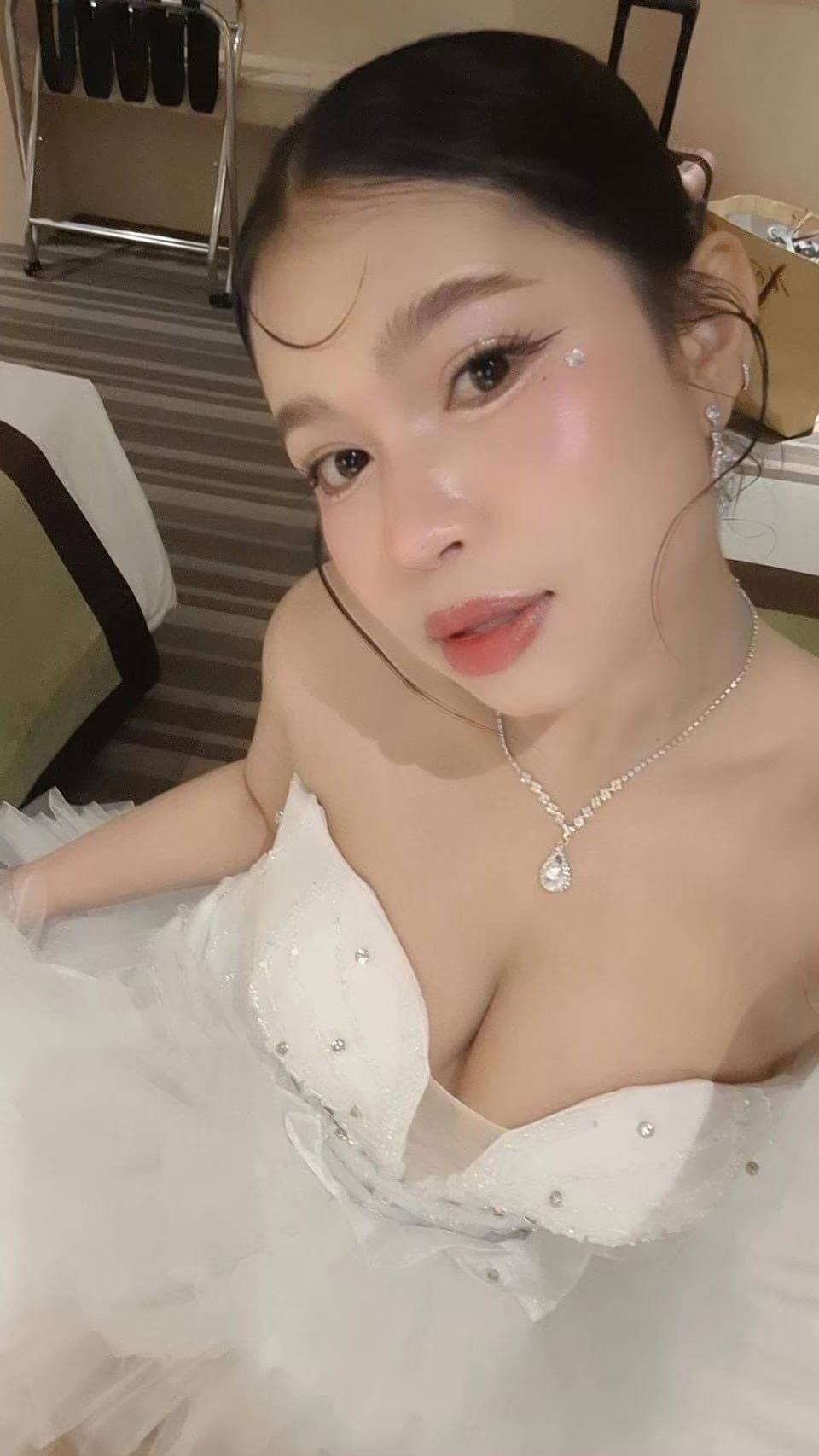 รีวิวจากลูกค้า ชุดเดรส ราตรียาว เกาะอก แต่งมุก สีดำ สีขาว