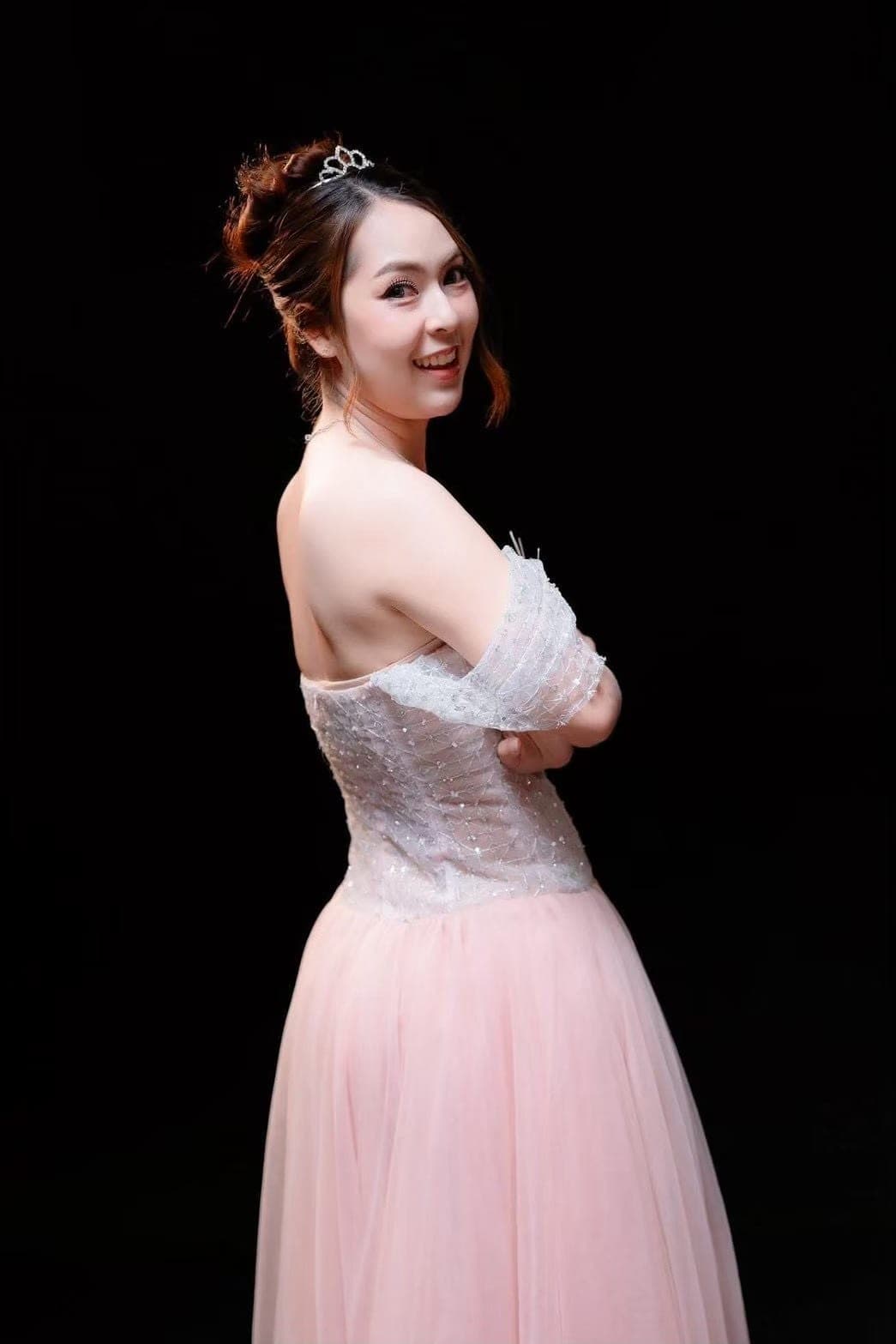รีวิวจากลูกค้า ชุดเดรสยาว ปาดไหล่ แต่งกลิตเตอร์ สีชมพู