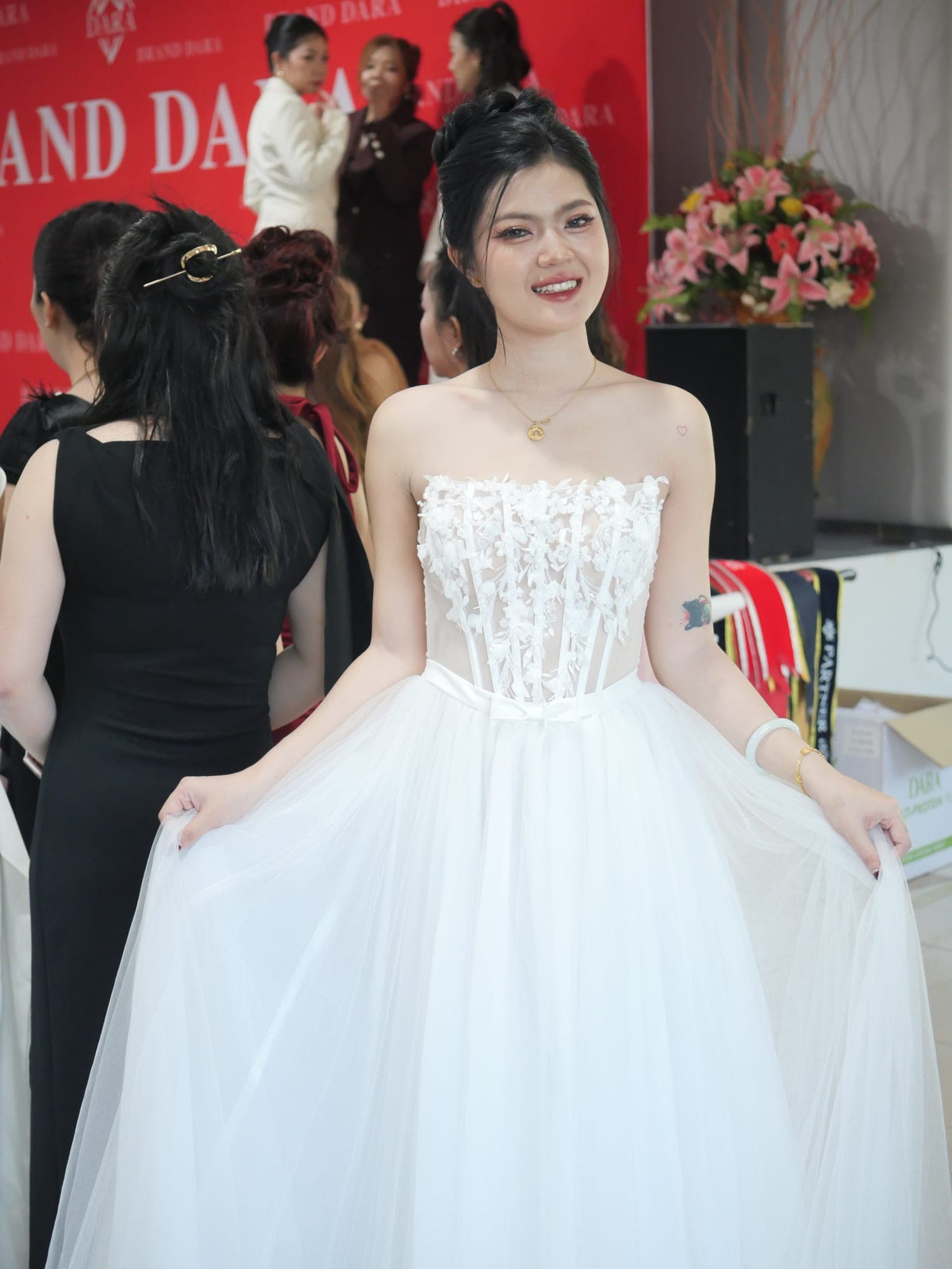 รีวิวจากลูกค้า ชุดเดรส ราตรี เกาะอก แต่งลูกไม้ สีขาว