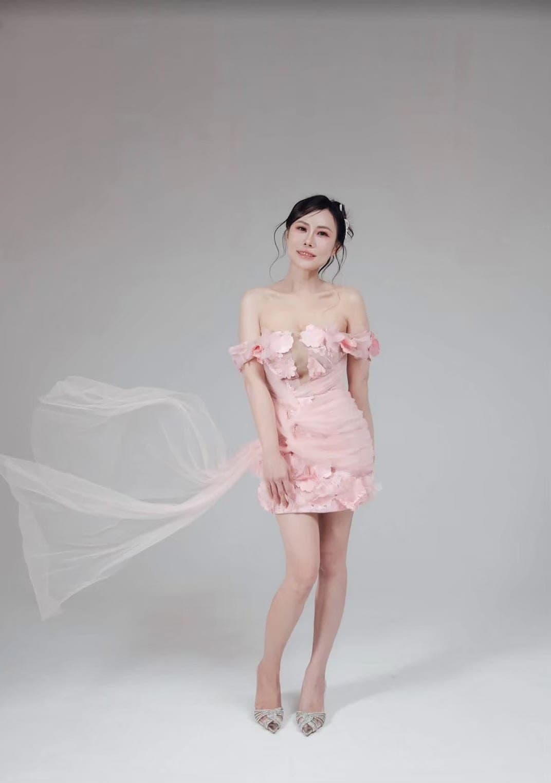รีวิวจากลูกค้า ชุดเดรส ปาดไหล่ สีชมพู สีขาว สีฟ้า แต่งดอกไม้