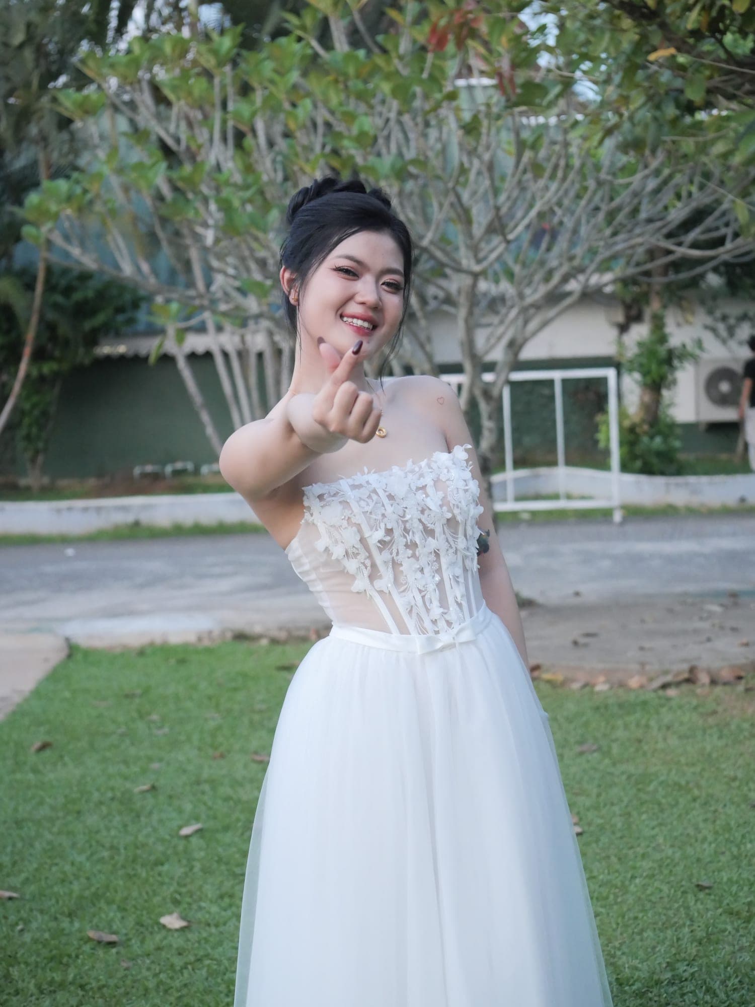 รีวิวจากลูกค้า ชุดเดรส ราตรี เกาะอก แต่งลูกไม้ สีขาว