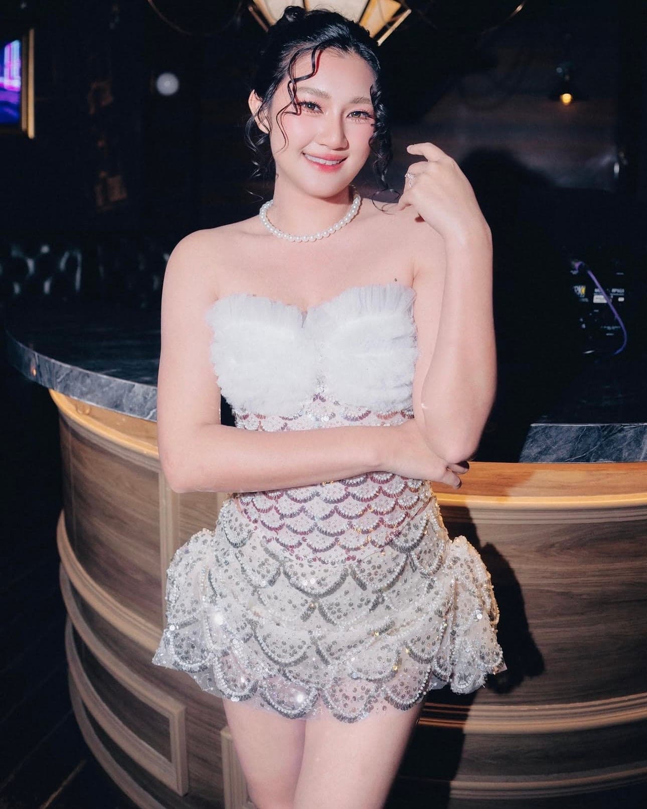 รีวิวจากลูกค้า ชุดเซ็ท เสื้อปาดไหล่ + กระโปรง แต่งเพชร สีครีม