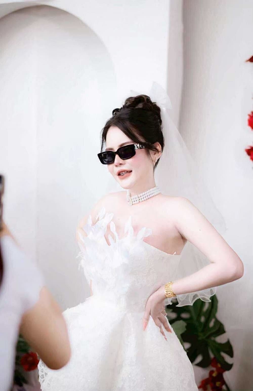 รีวิวจากลูกค้า ชุดเดรส เกาะอก ขนนก แต่งมุก สีขาว
