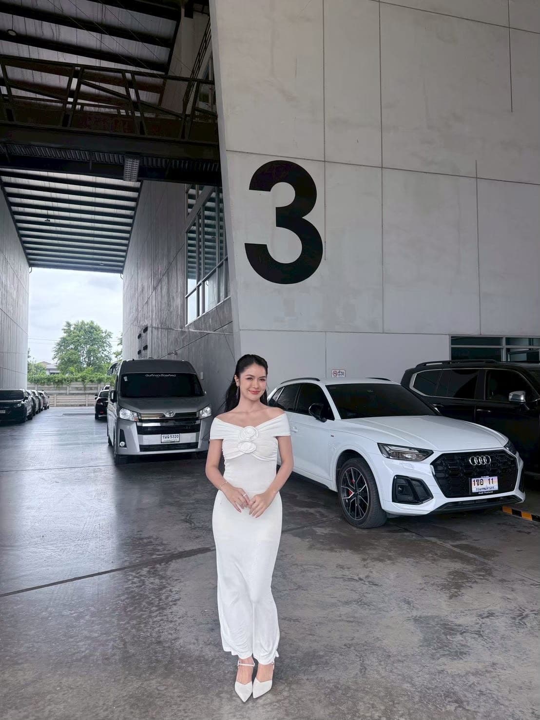 รีวิวจากลูกค้า ชุดเดรส ราตรียาว ปาดไหล่ แต่งดอก สีขาว