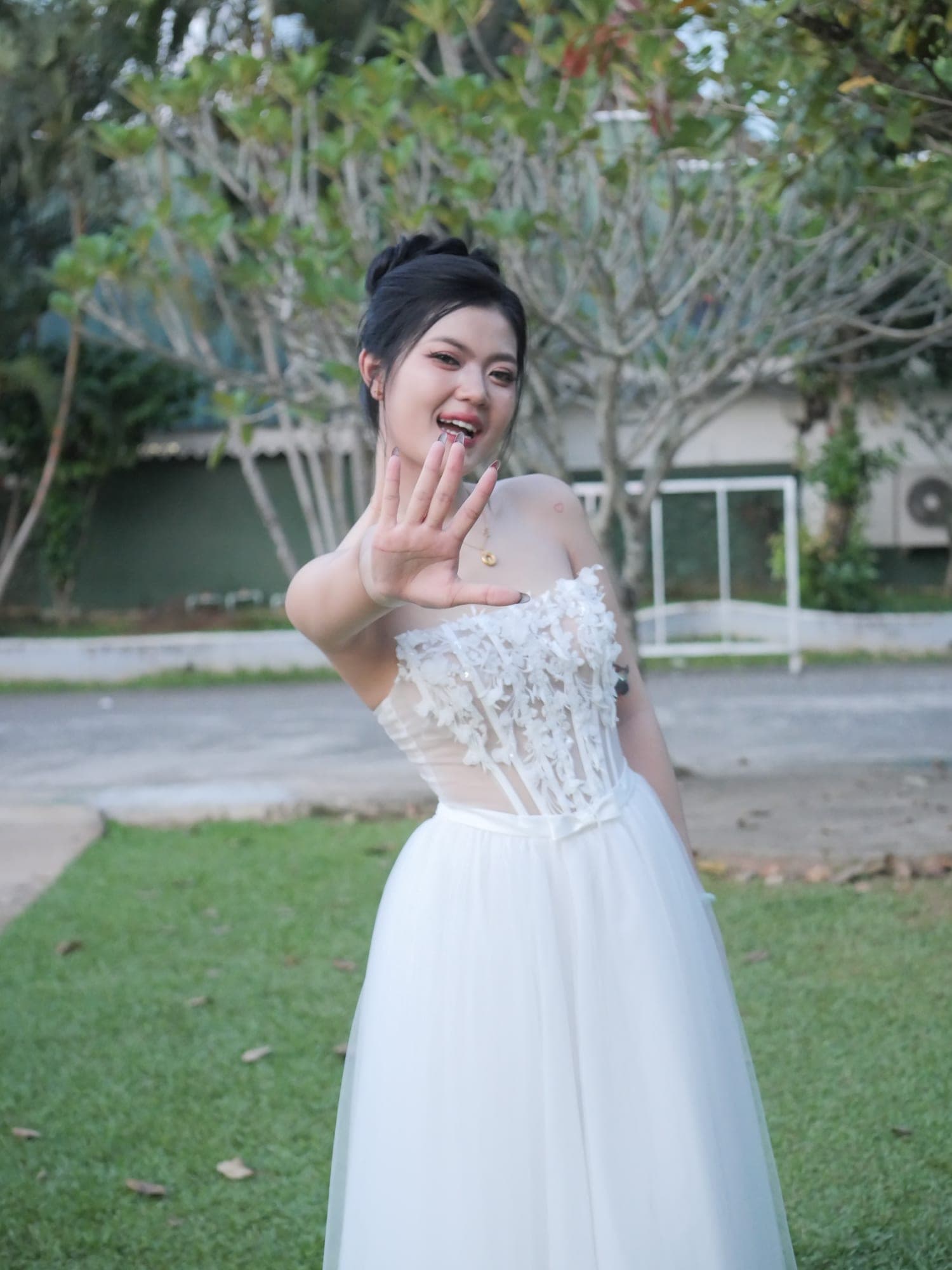 รีวิวจากลูกค้า ชุดเดรส ราตรี เกาะอก แต่งลูกไม้ สีขาว