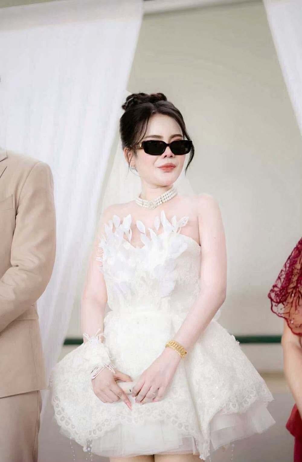 รีวิวจากลูกค้า ชุดเดรส เกาะอก ขนนก แต่งมุก สีขาว