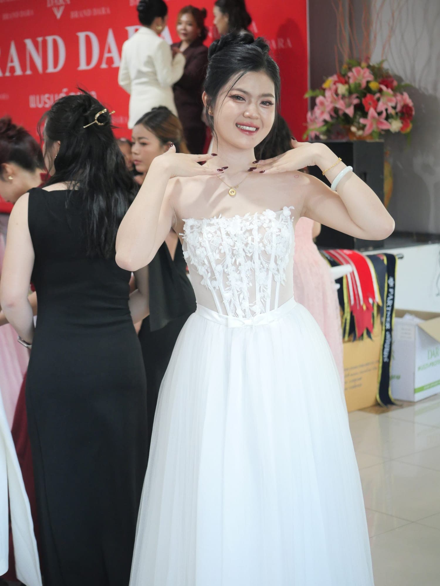 รีวิวจากลูกค้า ชุดเดรส ราตรี เกาะอก แต่งลูกไม้ สีขาว