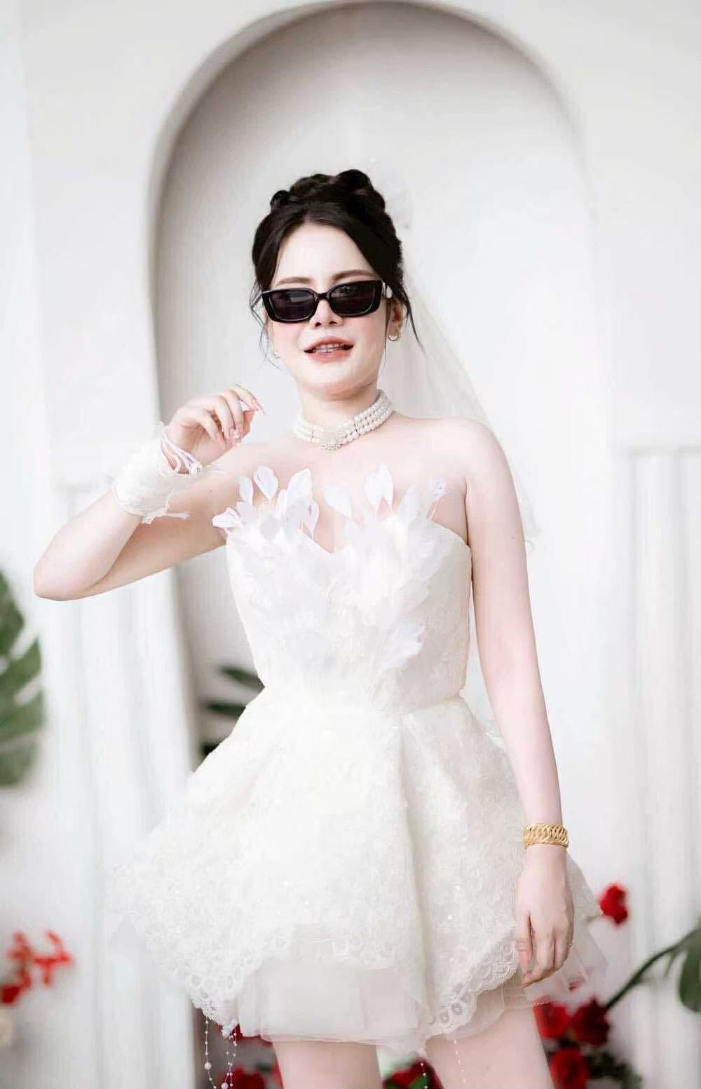 รีวิวจากลูกค้า ชุดเดรส เกาะอก ขนนก แต่งมุก สีขาว