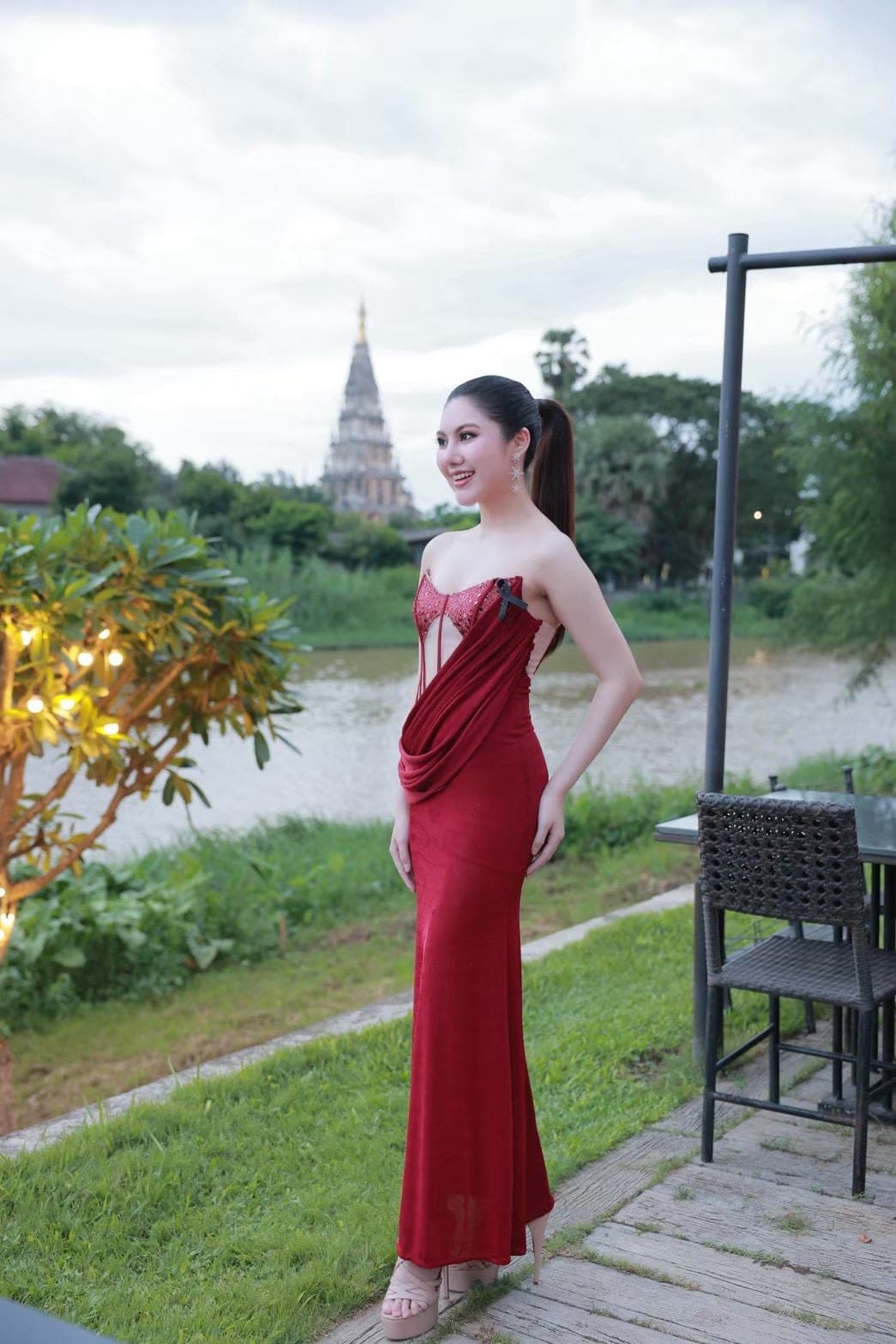 รีวิวจากลูกค้า ชุดเดรส ราตรียาว เกาะอก แต่งกลิตเตอร์ สีแดง สีดำ