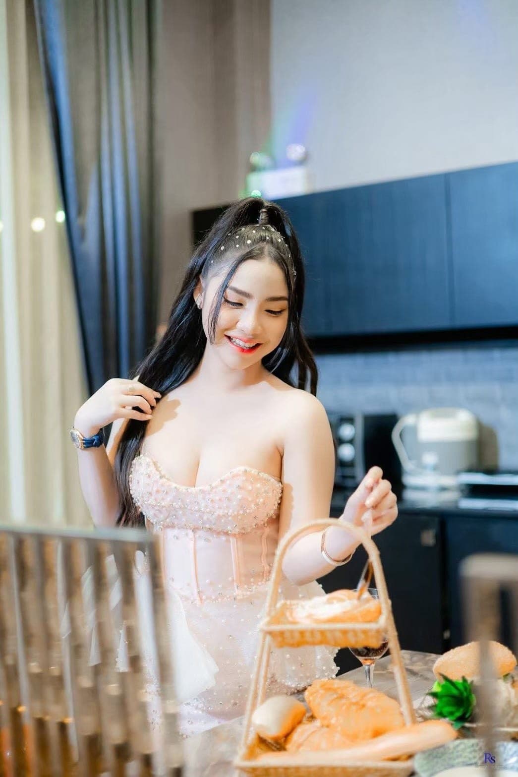 รีวิวจากลูกค้า ชุดเดรส เกาะอก แต่งเพชร แต่งโบว์ สีชมพู