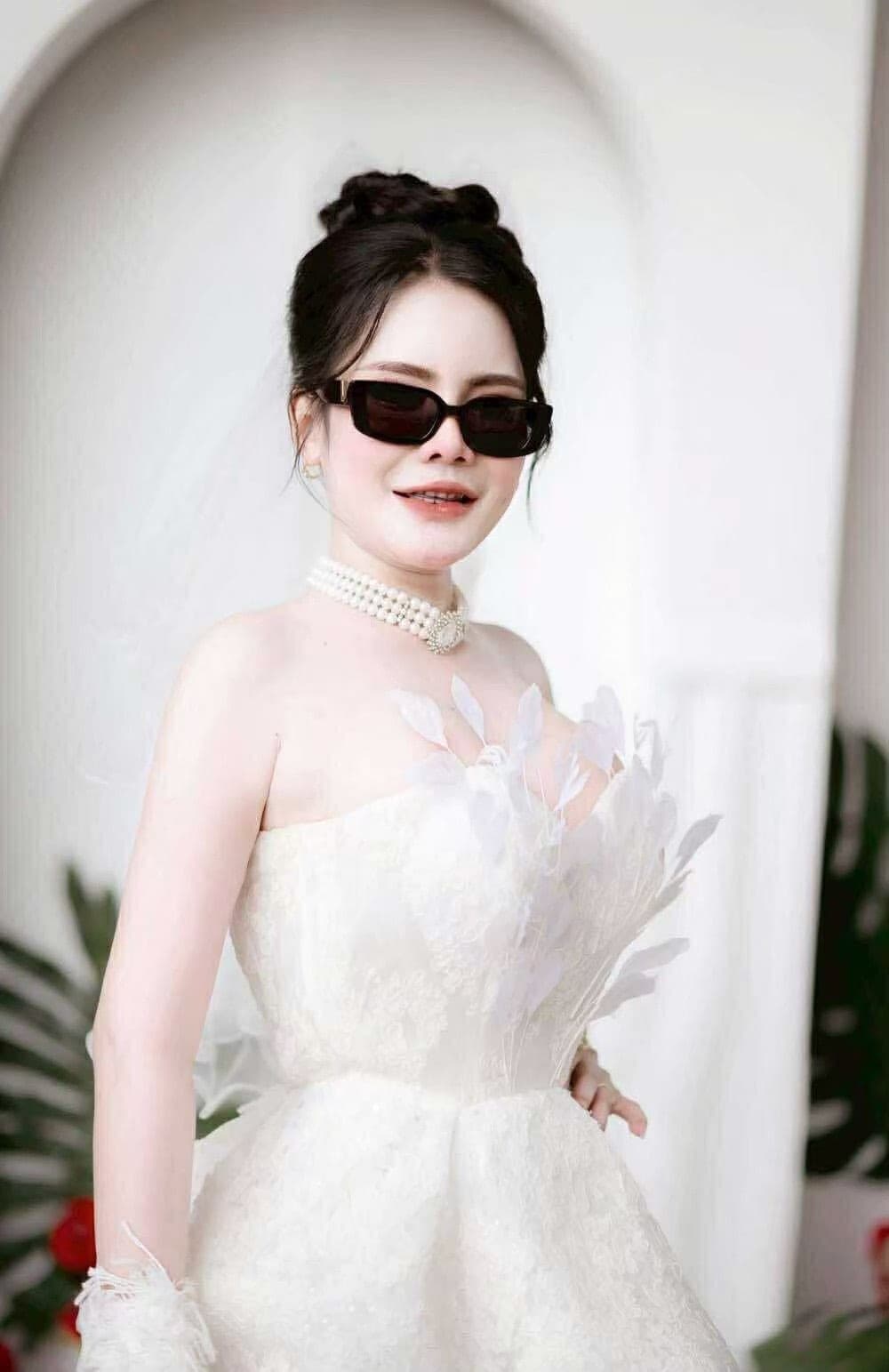 รีวิวจากลูกค้า ชุดเดรส เกาะอก ขนนก แต่งมุก สีขาว