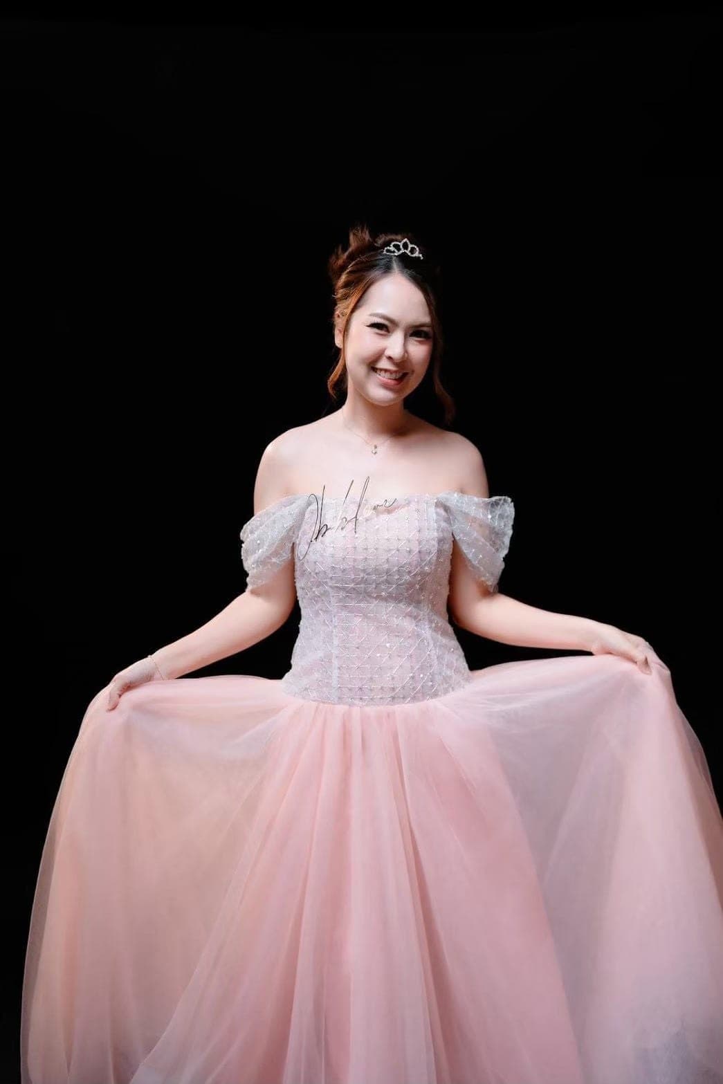 รีวิวจากลูกค้า ชุดเดรสยาว ปาดไหล่ แต่งกลิตเตอร์ สีชมพู